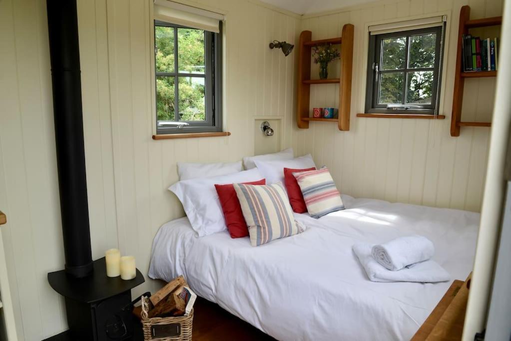 The Shepherd'S Hut @ Chichester Cottage Exterior photo