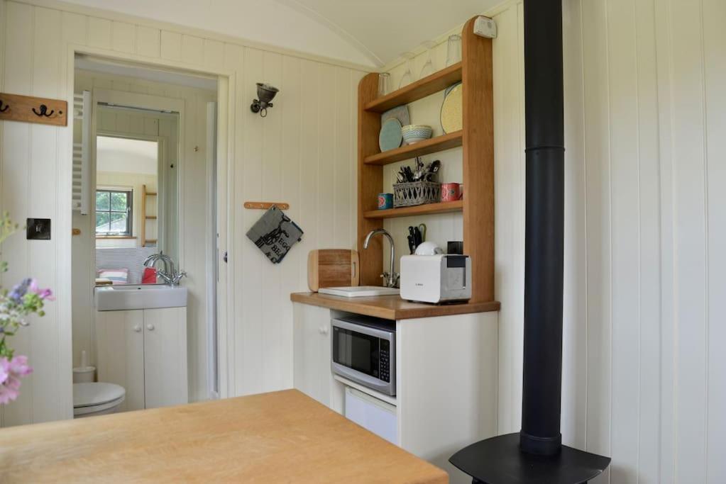 The Shepherd'S Hut @ Chichester Cottage Exterior photo