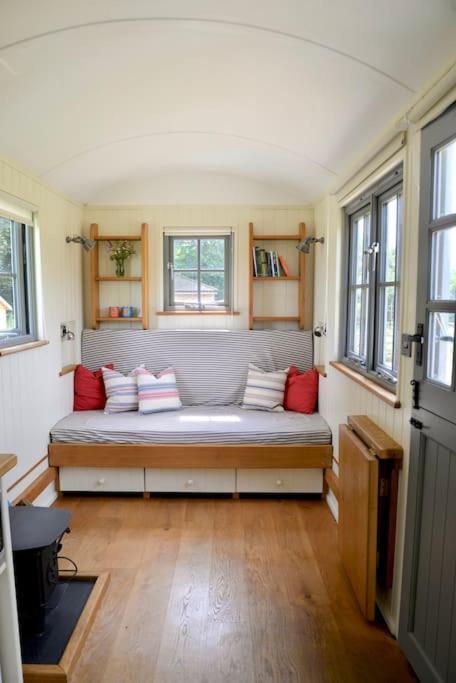 The Shepherd'S Hut @ Chichester Cottage Exterior photo